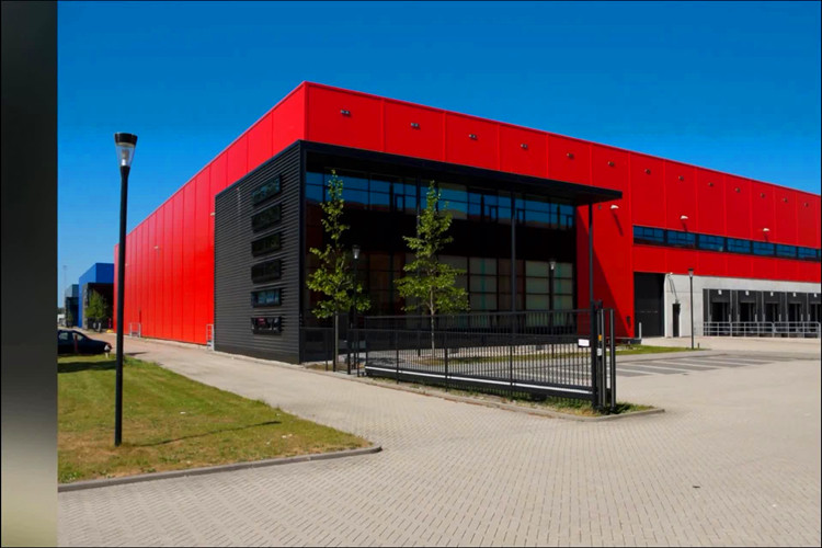 red and black wall الجدار الأحمر والأسود