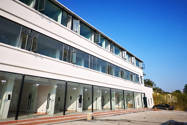 E-commerce warehouse مستودع التجارة الإلكترونية