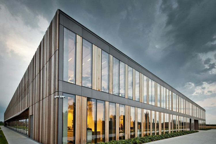 steel building مبنى الصلب