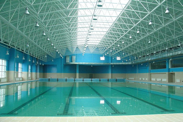 حمام السباحة