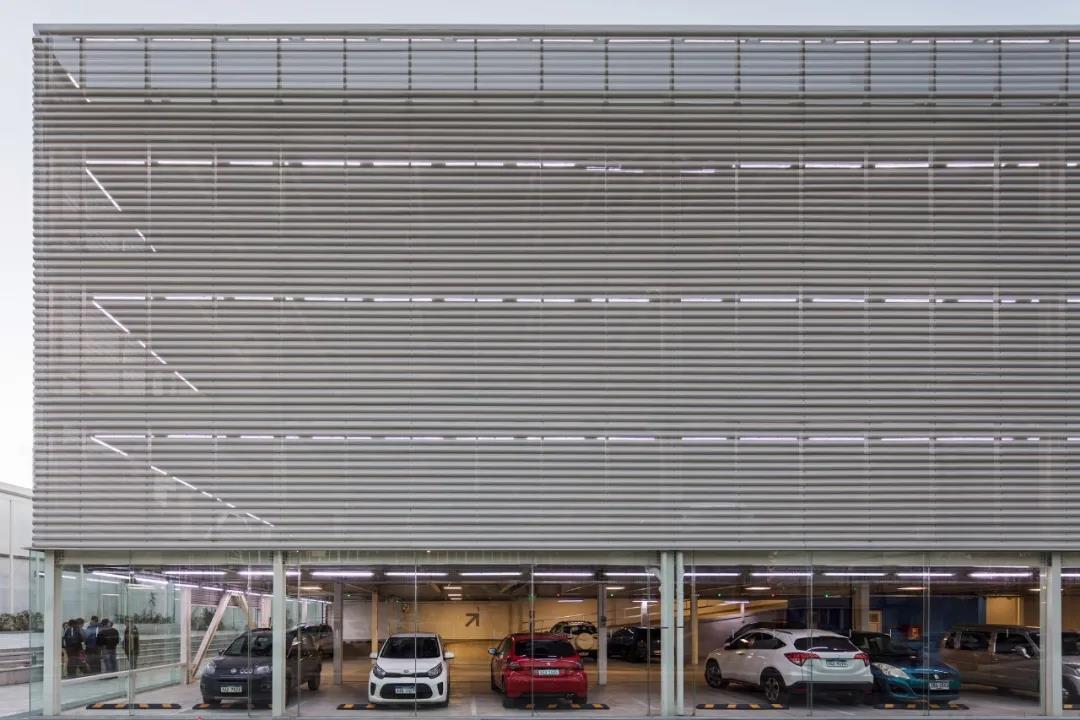 موقف سيارات موقف للسيارات