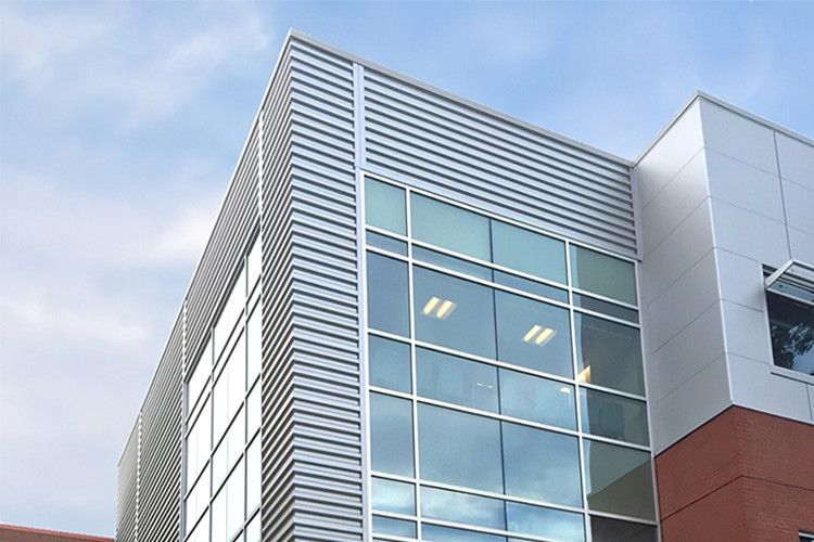 بناء مع الزجاج