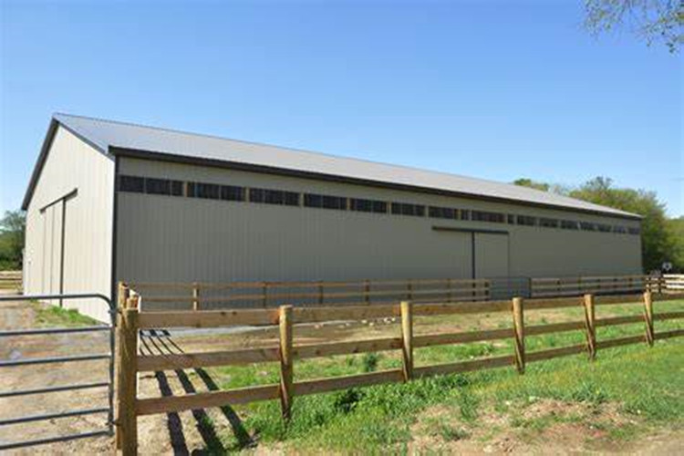 ركوب الخيل في الأماكن المغلقة