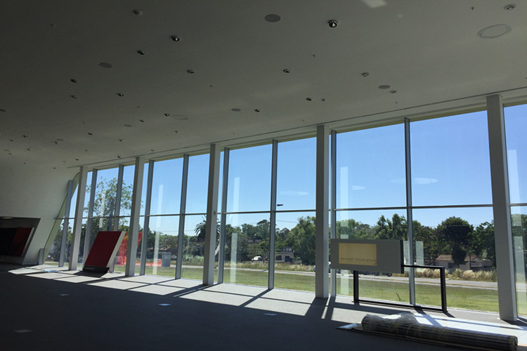 جدار الستار الزجاجي