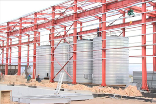 تصنيع الفولاذ الإنشائي لبناء مباني المصانع