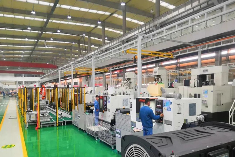 ورشة عمل فولاذية مع رافعة