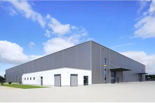 مشروع بناء الهيكل الصلب للمستودع