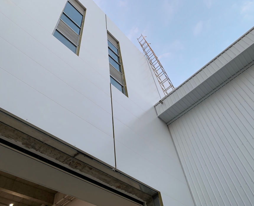 مبنى صناعي مع لوحة شطيرة معدنية