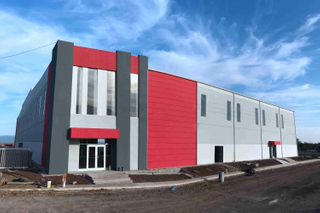 تشييد مبنى الهيكل الصلب للتخزين وصالة العرض