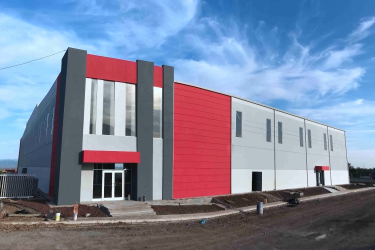 تشييد مبنى الهيكل الصلب للتخزين وصالة العرض