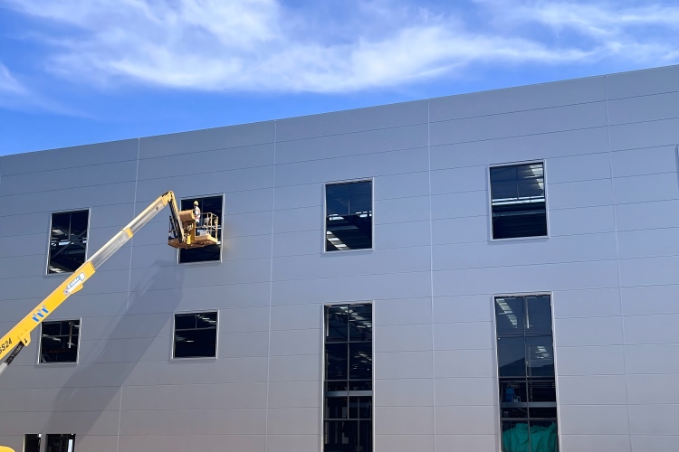 تشييد مبنى الهيكل الصلب للتخزين وصالة العرض