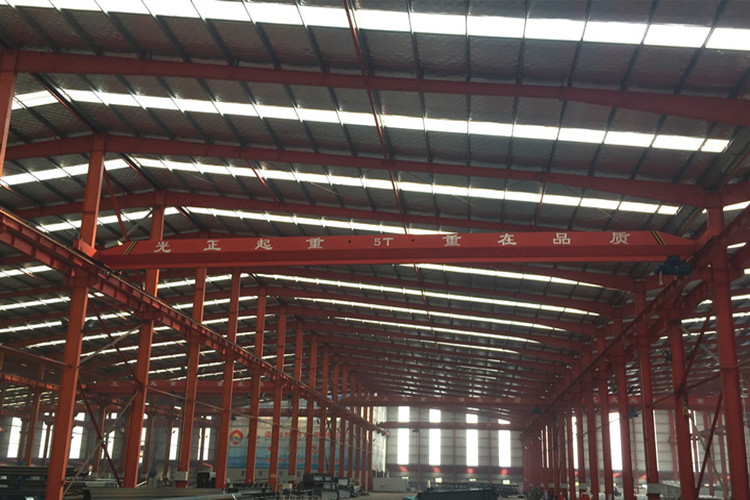 كرين في ورشة العمل